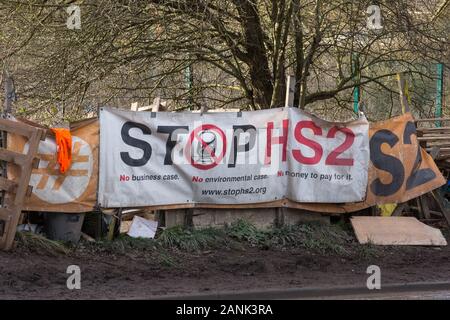 Harefield, UK. 17. Januar, 2020. Ein Banner auf der Stop HS2 Harvil Straße schutz Camp in den Colne Valley. Aktivisten von Stop HS2 und Aussterben Rebellion sind Anfang drei Tag tand für die Bäume' Protest es zeitlich mit Bäumen arbeiten von HS2 zusammenfällt. Gerichtsvollzieher Handeln für den HS2 haben evicting wurde Stop HS2 Aktivistinnen aus dem Camp in der vergangenen Woche und eine Hälfte. 108 alte Waldgebiete sind von der Hochgeschwindigkeitsstrecke, vernichtet zu werden. Credit: Mark Kerrison/Alamy leben Nachrichten Stockfoto