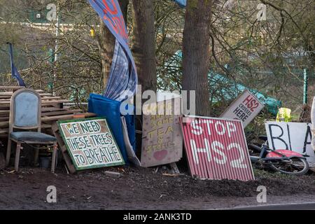 Harefield, UK. 17. Januar, 2020. Schilder an der Haltestelle HS2 Harvil Straße schutz Camp in den Colne Valley. Aktivisten von Stop HS2 und Aussterben Rebellion sind Anfang drei Tag tand für die Bäume' Protest es zeitlich mit Bäumen arbeiten von HS2 zusammenfällt. Gerichtsvollzieher Handeln für den HS2 haben evicting wurde Stop HS2 Aktivistinnen aus dem Camp in der vergangenen Woche und eine Hälfte. 108 alte Waldgebiete sind von der Hochgeschwindigkeitsstrecke, vernichtet zu werden. Credit: Mark Kerrison/Alamy leben Nachrichten Stockfoto