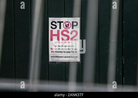 Harefield, UK. 17. Januar, 2020. Ein Stop HS2 Poster auf einem Garage während arbeitet für die HS2 high-speed Rail Link in den Colne Valley abgerissen werden. Credit: Mark Kerrison/Alamy leben Nachrichten Stockfoto