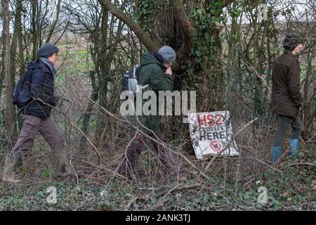 Harefield, UK. 17. Januar, 2020. Aktivisten von Stop HS2 und Aussterben Rebellion Teil in einer Tour von Websites, auf denen HS2 zerstört hat und beabsichtigt, Bäume zu Beginn drei Tag tand für Protest der Bäume in den Colne Valley zu zerstören. Die Veranstaltung wurde überschritten wurde mit Bäumen arbeiten von HS2 neben dem Gelände des Stop-HS2 Harvil Road Wildlife Protection camp zusammenfällt. 108 alte Waldgebiete sind von der Hochgeschwindigkeitsstrecke, vernichtet zu werden. Credit: Mark Kerrison/Alamy leben Nachrichten Stockfoto