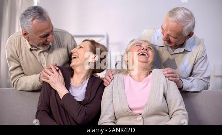 Freundliche alte Pärchen lachen und Spaß haben zusammen nach Hause sitzen, Freundschaft Stockfoto