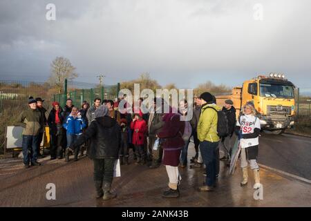 Harefield, UK. 17. Januar, 2020. Sarah Grün von Save Colne Valley führt Aktivisten von Stop HS2 und Aussterben Rebellion auf eine Tour von Websites, auf denen HS2 zerstört hat und beabsichtigt, Bäume zu Beginn drei Tag tand für Protest der Bäume in den Colne Valley zu zerstören. Die Veranstaltung wurde überschritten wurde mit Bäumen arbeiten von HS2 neben dem Gelände des Stop-HS2 Harvil Road Wildlife Protection camp zusammenfällt. 108 alte Waldgebiete sind von der Hochgeschwindigkeitsstrecke, vernichtet zu werden. Credit: Mark Kerrison/Alamy leben Nachrichten Stockfoto