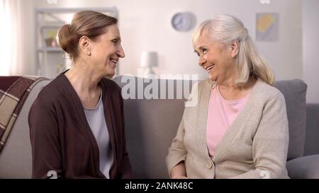 Gerne weibliche Freunde Gespräch miteinander, alte Freundschaft, Spaß Stockfoto