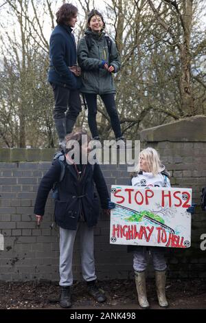 Harefield, UK. 17. Januar, 2020. Aktivisten von Stop HS2 und Aussterben Rebellion stehen vor Wald erwartet dieses Wochenende von HS2 am Anfang einer Drei-Tag 'stand für Protest der Bäume in den Colne Valley zerstört werden zeitlich mit dem Holzeinschlag Arbeit zusammenfällt. 108 alte Waldgebiete sind von der Hochgeschwindigkeitsstrecke, vernichtet zu werden. Credit: Mark Kerrison/Alamy leben Nachrichten Stockfoto