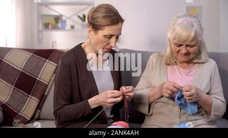 Zwei ältere Frauen stricken sitzen Pflegeheim , pensionierung Hobby, entspannen Stockfoto