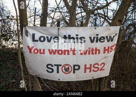 Harefield, UK. 17. Januar, 2020. Ein Banner auf der Stop HS2 Harvil Straße schutz Camp in den Colne Valley. Aktivisten von Stop HS2 und Aussterben Rebellion sind Anfang drei Tag tand für die Bäume' Protest es zeitlich mit Bäumen arbeiten von HS2 zusammenfällt. Gerichtsvollzieher Handeln für den HS2 haben evicting wurde Stop HS2 Aktivistinnen aus dem Camp in der vergangenen Woche und eine Hälfte. 108 alte Waldgebiete sind von der Hochgeschwindigkeitsstrecke, vernichtet zu werden. Credit: Mark Kerrison/Alamy leben Nachrichten Stockfoto