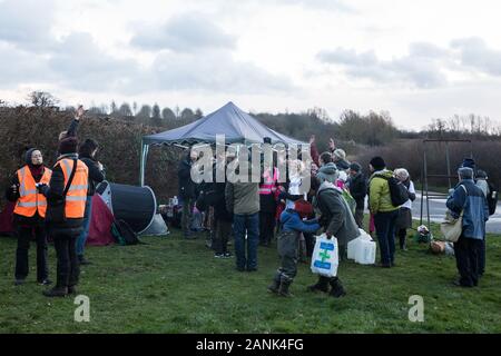 Harefield, UK. 17. Januar, 2020. Aktivisten von Stop HS2 und Aussterben Rebellion drei Tag tand für Protest der Bäume in den Colne Valley beginnen. Die Veranstaltung wurde überschritten wurde mit Bäumen arbeiten von HS2 neben dem Gelände des Stop-HS2 Harvil Road Wildlife Protection camp zusammenfällt. Gerichtsvollzieher Handeln für den HS2 haben evicting wurde Stop HS2 Aktivistinnen aus dem Camp in der vergangenen Woche und eine Hälfte. 108 alte Waldgebiete sind von der Hochgeschwindigkeitsstrecke, vernichtet zu werden. Credit: Mark Kerrison/Alamy leben Nachrichten Stockfoto