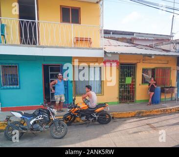 Hafen und Marina von San Juan del Sur, Nicaragua, mit Booten und die Statue von Christus der Barmherzigkeit, mit Resorts und Ferienhäuser Immobilien und Wohnungen. Stockfoto