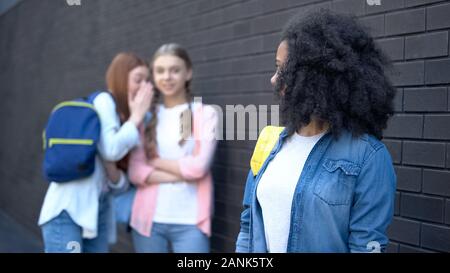 Afro-amerikanische Studentin am klatschen Mitschüler hinter, Hochschule suchen Stockfoto