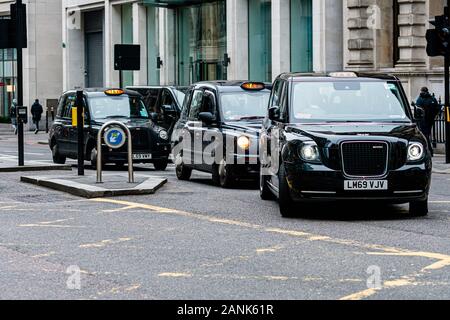 London, England, UK - 31. Dezember 2019: Typische schwarze London cab in den Straßen der Stadt. Traditionell sind alle schwarzen Taxis in London aber jetzt produziert Stockfoto