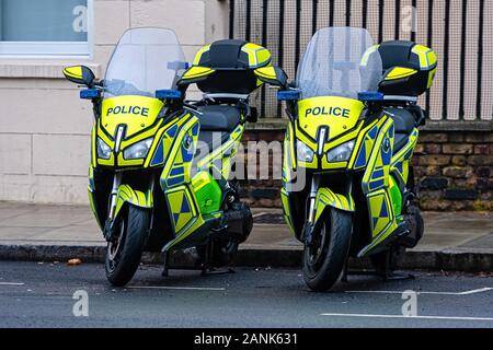 London, England, UK - 31. Dezember 2019: Zwei London Metropolitan Police Motorräder in einer Linie auf der Seite der Straße geparkt - Bild Stockfoto