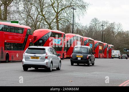 London, England, UK - Januar 2, 2020: rote Doppeldecker Busse und Taxis auf den Straßen von London - Bild Stockfoto