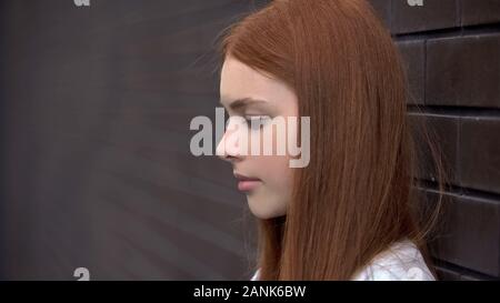 Red umgekippt schwarzhaarige junge Frau, frustriert, weibliche Teenager, Melancholie Trauer Stockfoto