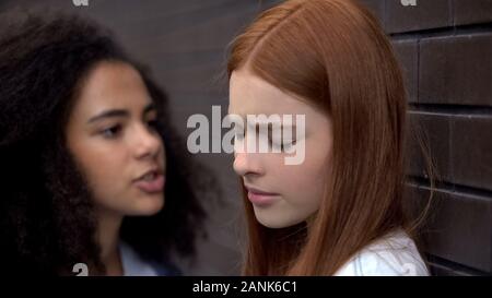 Schwarz High School Student bedrohlich Rothaarige Teenager im Hinterhof, Mobbing Stockfoto