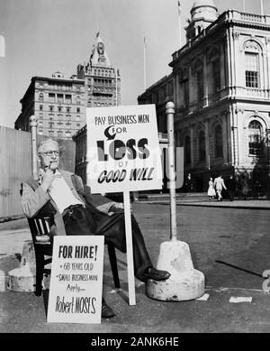 Abraham Halikman, Sitzen im Freien auf einem Stuhl, mit 2 Plakate, in Protest gegen Lincoln Square, New York City, New York, USA, Foto: John Bottega, 11. September 1957 Stockfoto