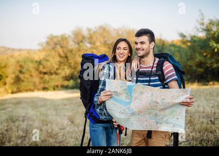 Junge Paare, die in den Berg. Portrait von schönen jungen Paar die Natur genießen, am Berg. Stockfoto