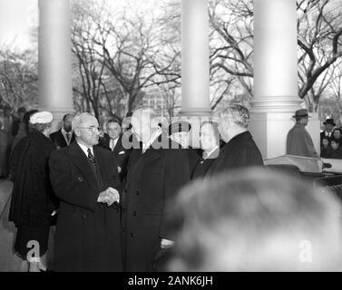 Us-Präsident Harry Truman und US-designierte Präsident Dwight Eisenhower Begrüßung im Weißen Haus vor dem Regierungsantritt, Washington, D.C., USA, Foto: Maria Dean, 20. Januar 1953 Stockfoto