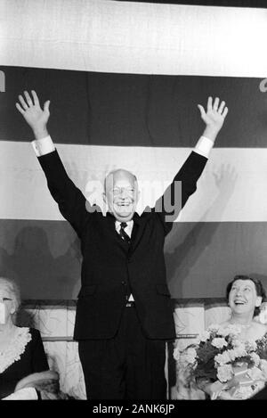 Us-Präsident Dwight Eisenhower mit erhobenen Armen, erste Dame Mamie Eisenhower auf Suchen, Wahlnacht, 6. November 1956 Stockfoto