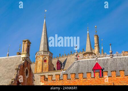 Brügge, Belgien traditionelle Close-up mittelalterlichen brick House aussen Turm gegen den blauen Himmel in belgischen destination Brugge Stockfoto