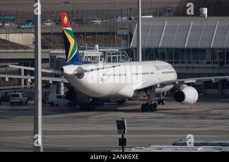 München / Deutschland - Februar 5, 2018: South African Airways Airbus A330-300 parken und Boarding am Flughafen München Stockfoto