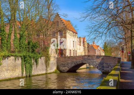 Brügge, Belgien malerische Stadtbild mit Häusern, die Brücke und die Grünen Kanal Groenerei in Brügge, Belgien. Stockfoto
