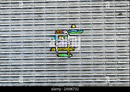 Ein Miniaturgemälde des Kaugummikünstlers Ben Wilson auf der Millennium Bridge, London. Stockfoto