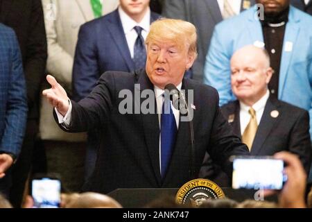 Washington DC, USA. 17. Jan 2020. Präsident Donald Trump spricht im Osten Zimmer anlässlich des Besuchs von 2019 College Football Nationale Champions, die Louisiana State University Tiger, zum Weißen Haus. (Foto von Michael Brochstein/Sipa USA) Stockfoto