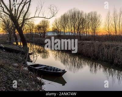 Typischen hölzernen Boot der Feuchtgebiete als Padule di Fucecchio, Porto dell'Uggia, Toskana, Italien bekannt, bei Sonnenuntergang Stockfoto