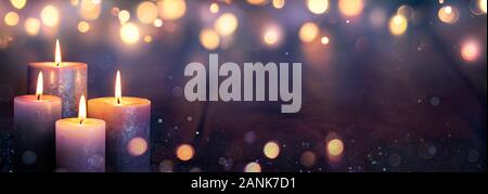 Advent Vier Purpurkerzen Mit Mystery Lights Stockfoto