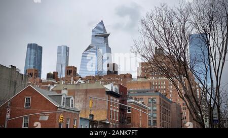 Die sehr alte Gegensätze architektonisch mit der ganz neuen wie an einem bewölkten Tag im Winter entlang der 9. Avenue in Manhattan. Stockfoto