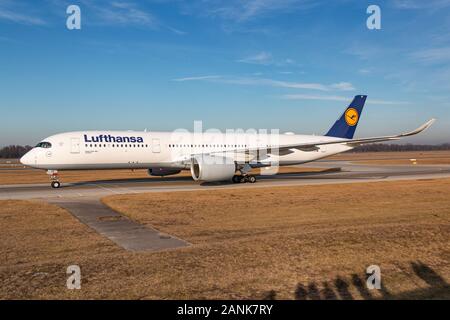 München, Deutschland - Januar 17, 2020: Lufthansa Airbus A350 Flugzeug am Flughafen München (MUC) in Deutschland. Airbus ist ein Hersteller von Flugzeugen aus Toulous Stockfoto
