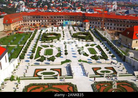 BRATISLAVA, SLOWAKEI - 01 SEPTEMBER 2019: Unbekannter Touristen im barocken Garten. Blick von oben auf die Garten und Gebäude. Höhenpunkt Stockfoto