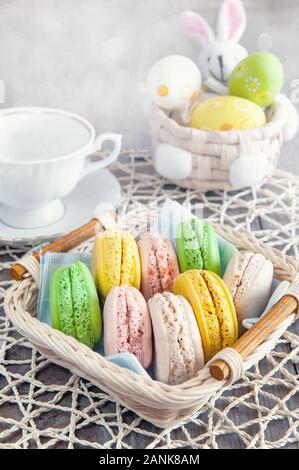 Hausgemachtes Gebäck Makronen auf dem Ostertisch für Tee. Ostern Tapete. Stockfoto