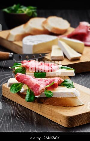 Sandwich mit Camembert und geräuchertem Speck Stockfoto