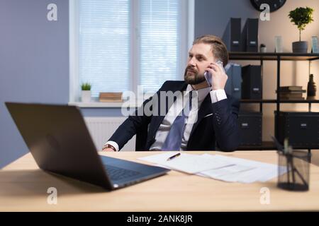 Ausgereifte Office Worker in einem Telefongespräch Stockfoto
