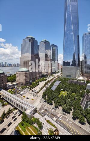 New York, USA - Juli 05, 2018: New York City moderne Innenstadt mit 9/11 Memorial und das World Trade Center von oben gesehen. Stockfoto