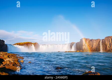 Magischer Blick auf leistungsfähige Godafoss Wasserfall. Beliebte Touristenattraktion. Wunderschöne Szene. Lage Skjalfandafljot Bardardalur Tal, Fluss, Island. Stockfoto