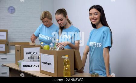 Freiwillige Spende, Essen in Boxen, Nächstenliebe Mittel um Menschen in Not zu helfen Stockfoto