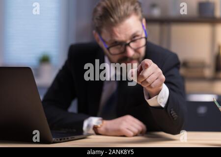 Bärtiger Mann im Anzug, Tadelnd den Zeigefinger Geste Stockfoto