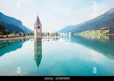 Der alte Kirchturm von Graun im Vinschgau Kirche erhebt sich aus dem Wasser See von Reschen, Graun im Vinschgau Dorf, Trentino-Alto Adige, Italien, Eu Stockfoto