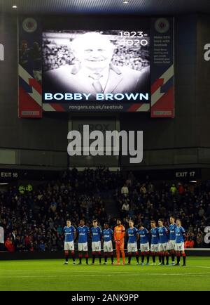 Förster Spieler stehen für eine Minuten Stille im Gedächtnis von formaer player Bobby Brown während der William Hill Scottish Cup Spiel im Ibrox Stadium, Glasgow. Stockfoto