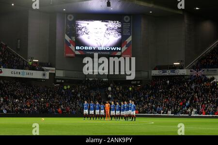 Förster Spieler stehen für eine Minuten Stille im Gedächtnis von formaer player Bobby Brown während der William Hill Scottish Cup Spiel im Ibrox Stadium, Glasgow. Stockfoto