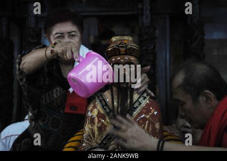 Jakarta, Indonesien. 17 Jan, 2020. Bewohner von chinesischer Abstammung baden Statuen oder Bilder der Götter und Göttinnen, und verschiedene Gebet Ausrüstung am Amurva Bhumi Tempel, Kasablanka, Jakarta, Januar 17, 2020 reinigen. Die Tradition, dass jedes Jahr vor dem chinesischen Neue Jahr durchgeführt wird, ist der Ansicht, die den feierlichen und reibungslosen Umzug der Gebete von chinesischen Bürgern durchgeführt. Credit: Dasril Roszandi/ZUMA Draht/ZUMAPRESS.com/Alamy leben Nachrichten Stockfoto