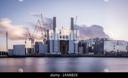 London, England, Großbritannien - 15. Januar 2020: Panoramablick auf das Battersea Power Station in London in der Dämmerung. Stockfoto