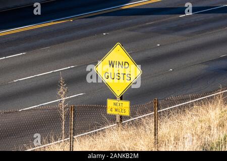 Windböen Warnschild am 118 Freeway durch die Santa Susana Pass in der Nähe von Los Angeles in Südkalifornien. Stockfoto