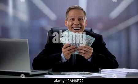 Freundliche manager Holding Dollar Banknoten, voll Freude, erfolgreichen profitablen Geschäft Stockfoto