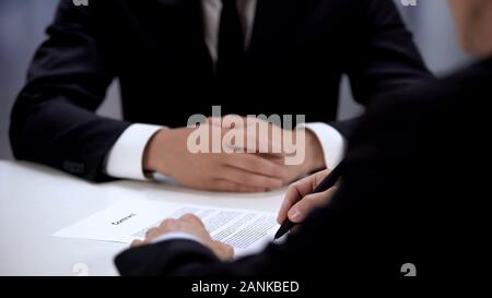 Unternehmer Kollegen unterzeichnen Vertrag, der Zusammenarbeit und der Partnerschaft, close-up Stockfoto