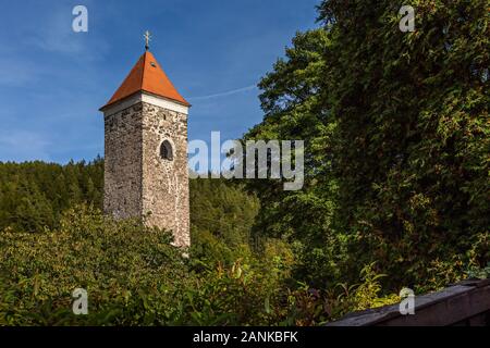 Nejdek/Tschechische Republik - 15. September 2019: einen steinernen Turm mit rotem Dach und Golden Cross ist ein Teil der ehemaligen Burg im 14. Jahrhundert erbaut. Stockfoto