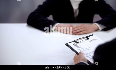 HR Manager holding Lebenslauf der Bewerberin, Job Interview Nahaufnahme Stockfoto