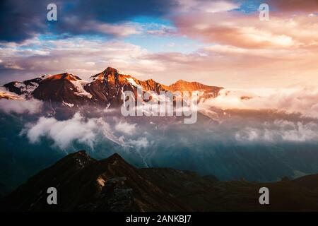 Ein Blick auf die sonnenbeschienenen Hügeln in der Dämmerung. Dramatische Abend Szene. Ort Großglockner Hochalpenstraße, Österreich. Europa. Klimawandel. Bevölkerung Stockfoto